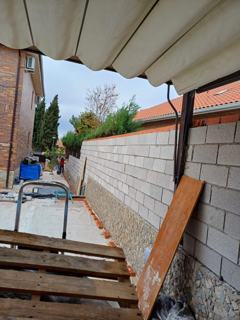 Muro chalet con bloques de hormigón instalados