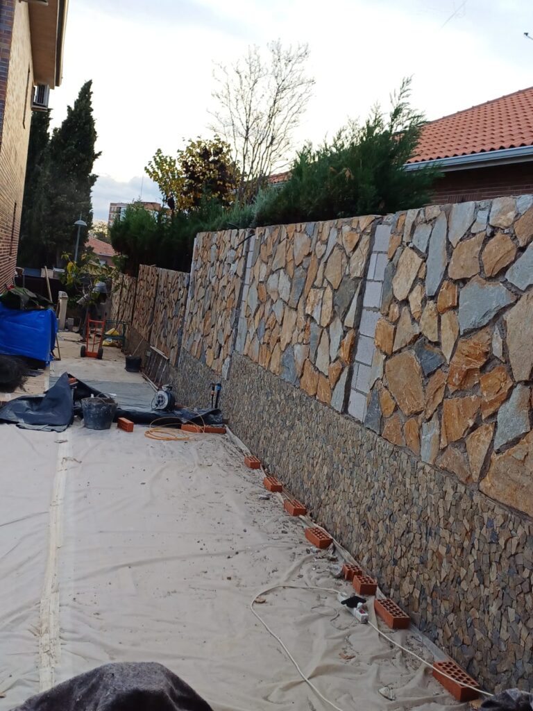Muro chalet revestido con piedra natural