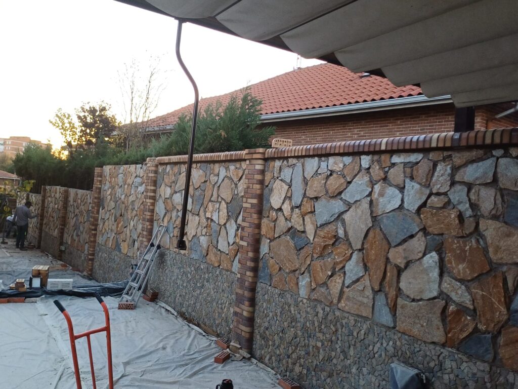 muros de chalets revestidos con piedra natural